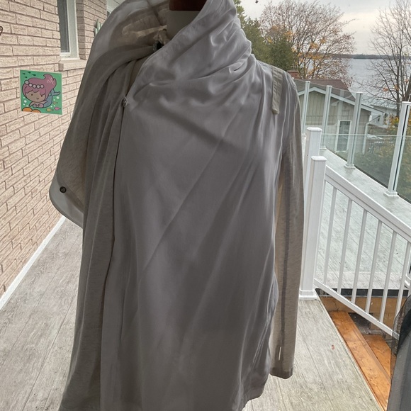 Lululemon Women's White Jacket - Picture 3 of 6